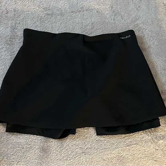 Girls NWT tennis skirt with built in shorts. Could be worn as a women’s Small. - Picture 10 of 10